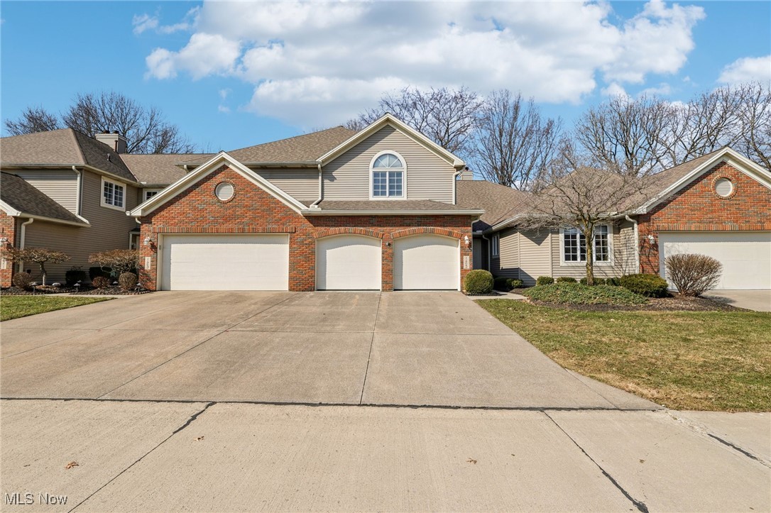 125 Ambleside Way, Amherst, Ohio image 1