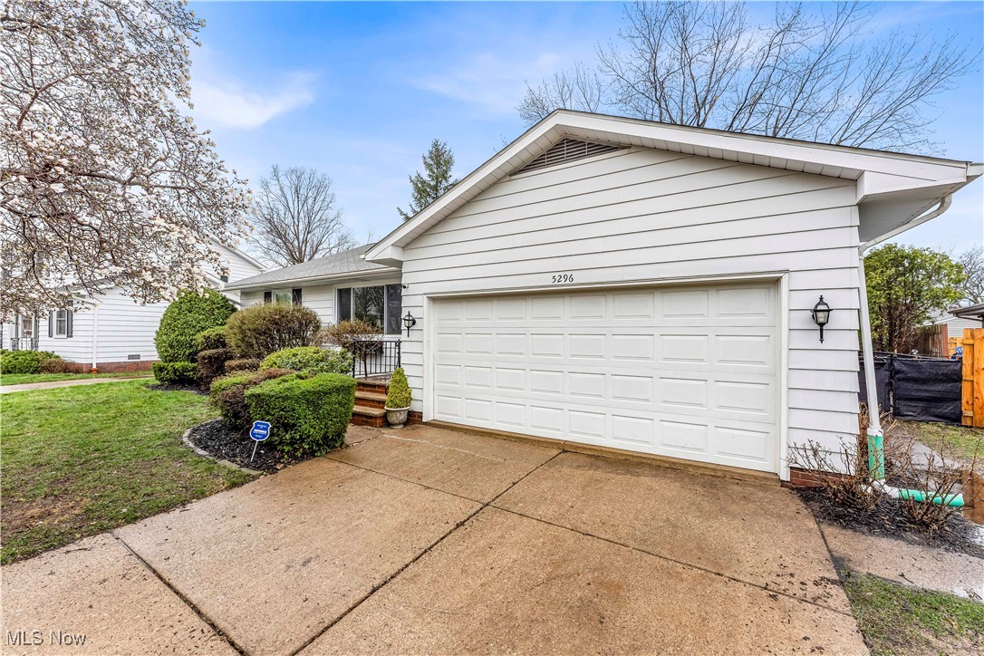 5296 Oak Ridge Drive, Willoughby, Ohio image 3