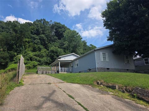 Homes For Sale - 910 26th Street<br/> Huntington, WV 25703