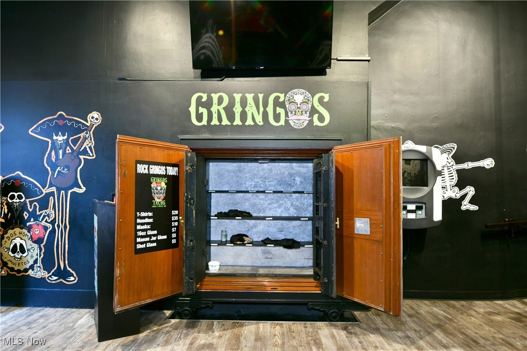 City/Youngstown - Commercial Sale