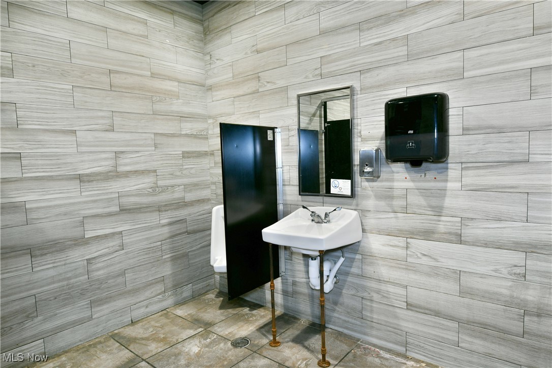 City/Youngstown - Commercial Sale