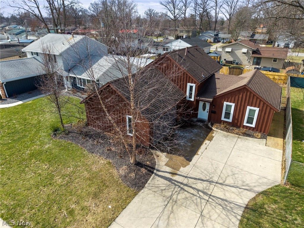 Photo of 110 Wilshire Court, Elyria, OH 44035 (MLS # 5192060)