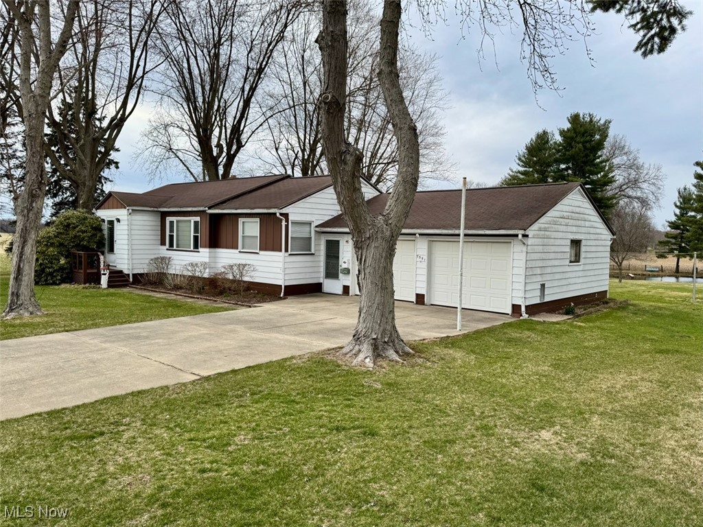 7551 Pinedale Street, Hartville, Ohio image 1