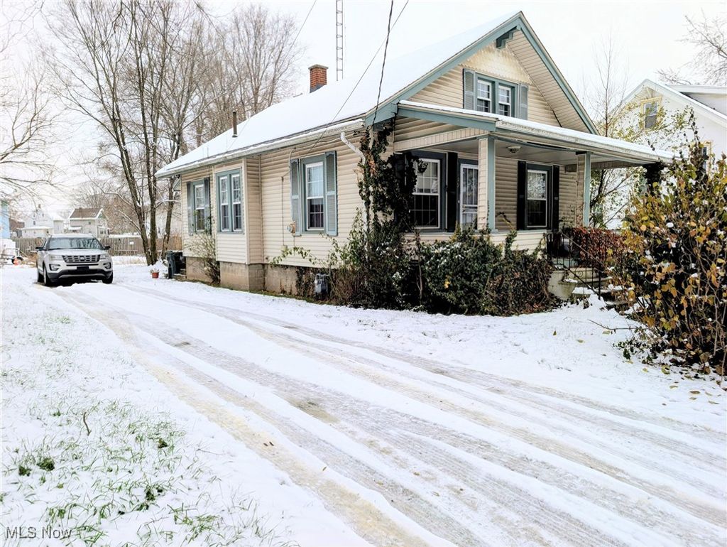 Photo of 319 Crestmont Avenue NE, Canton, OH 44704 (MLS # 5175415)