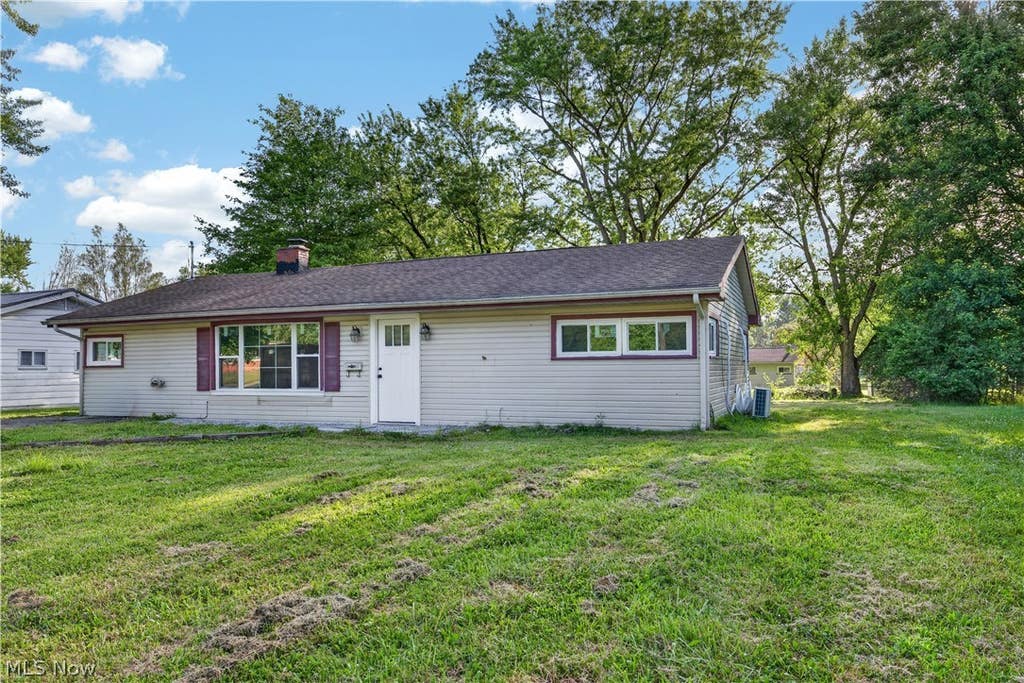 Photo of 2476 Amberly Drive, Youngstown, OH 44511 (MLS # 5224466)