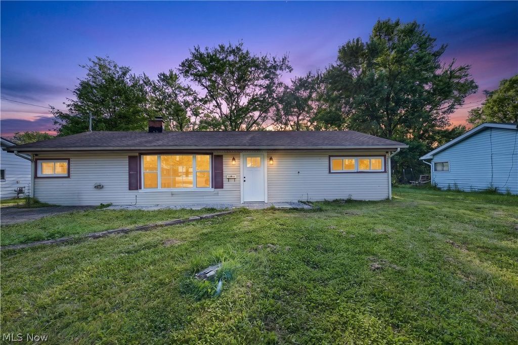 Photo of 2476 Amberly Drive, Youngstown, OH 44511 (MLS # 5224466)