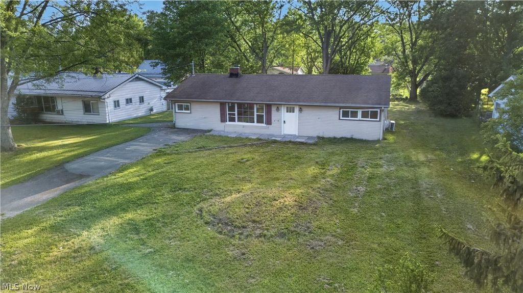 Photo of 2476 Amberly Drive, Youngstown, OH 44511 (MLS # 5224466)