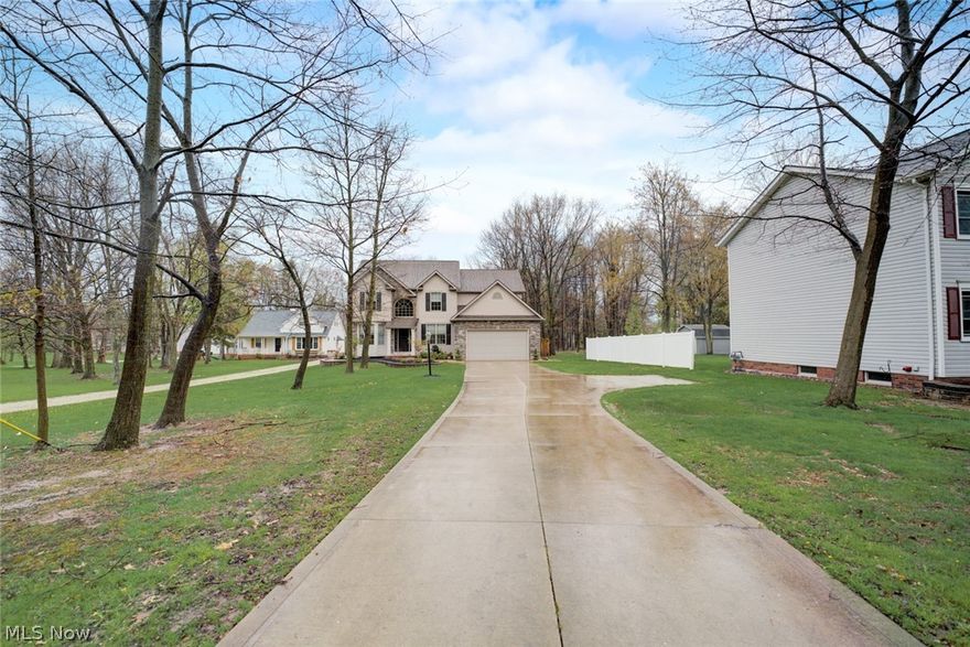 Your dream home is waiting just for you in Strongsville! The kitchen boasts generous counter space and a center island, making cooking and entertaining a delight. Flow into the living room featuring a cozy fireplace, perfect for entertaining. A luxurious primary suite, complete with a walk-in closet, and an en-suite bathroom with double sinks. Relax with your favorite drink in the fenced in backyard with lush grass. Don't wait! Make this beautiful home yours today.