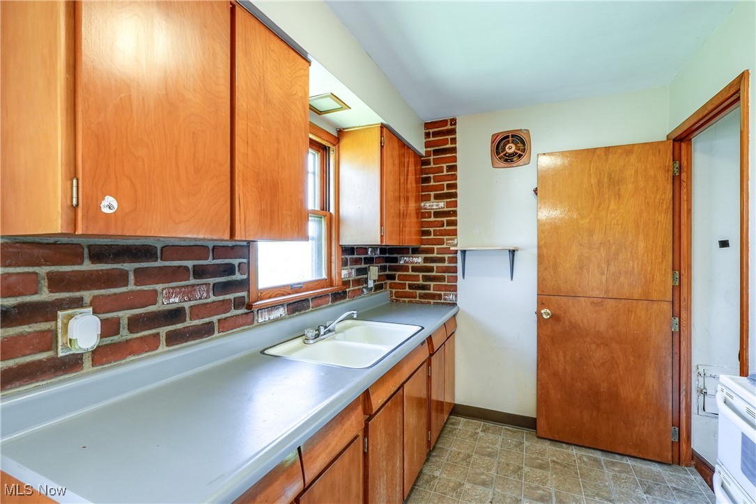 3360 Hilltop Drive, Parma, Ohio image 15