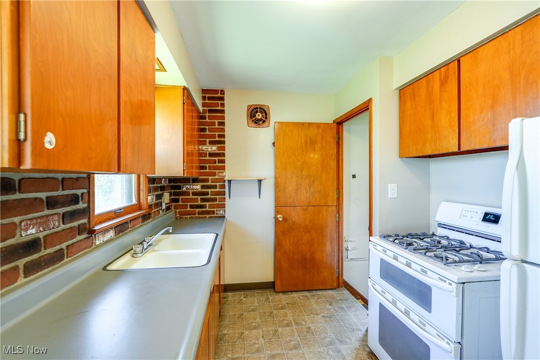 3360 Hilltop Drive, Parma, Ohio image 16