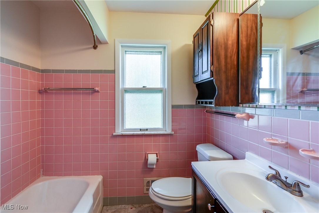 3360 Hilltop Drive, Parma, Ohio image 17