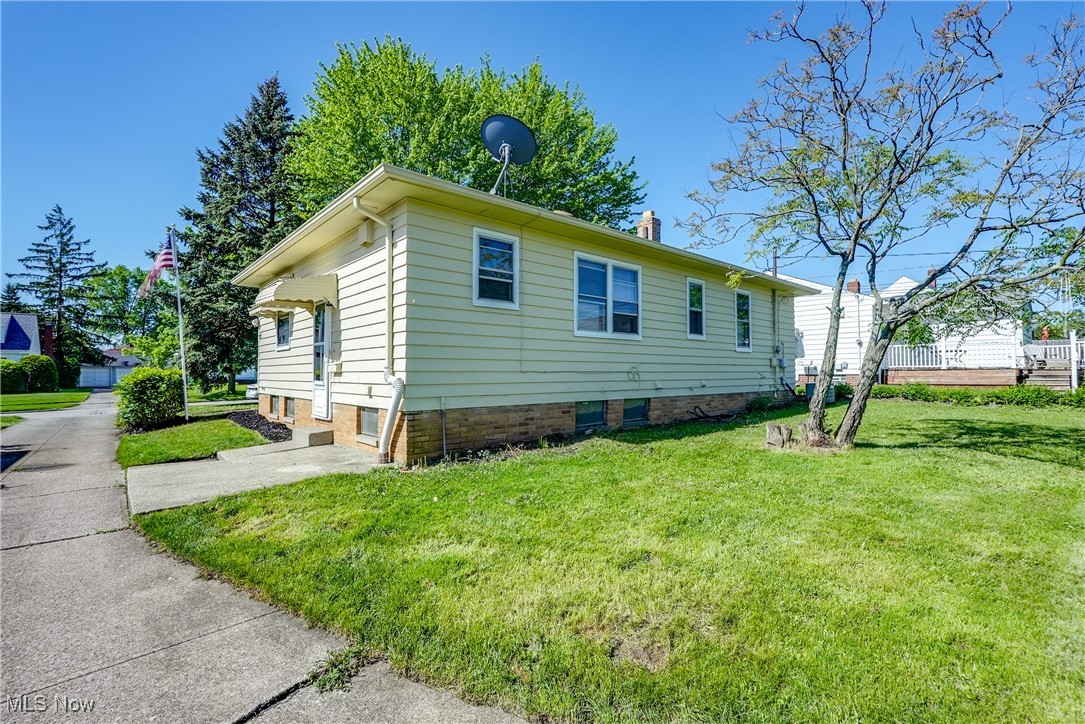 3360 Hilltop Drive, Parma, Ohio image 4