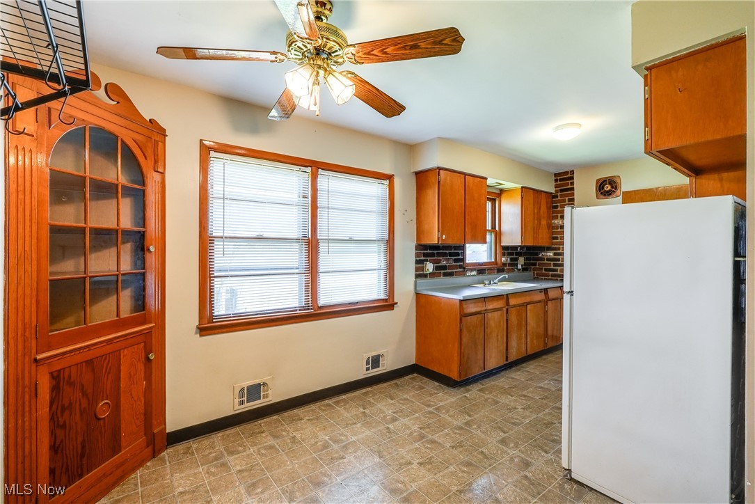 3360 Hilltop Drive, Parma, Ohio image 12