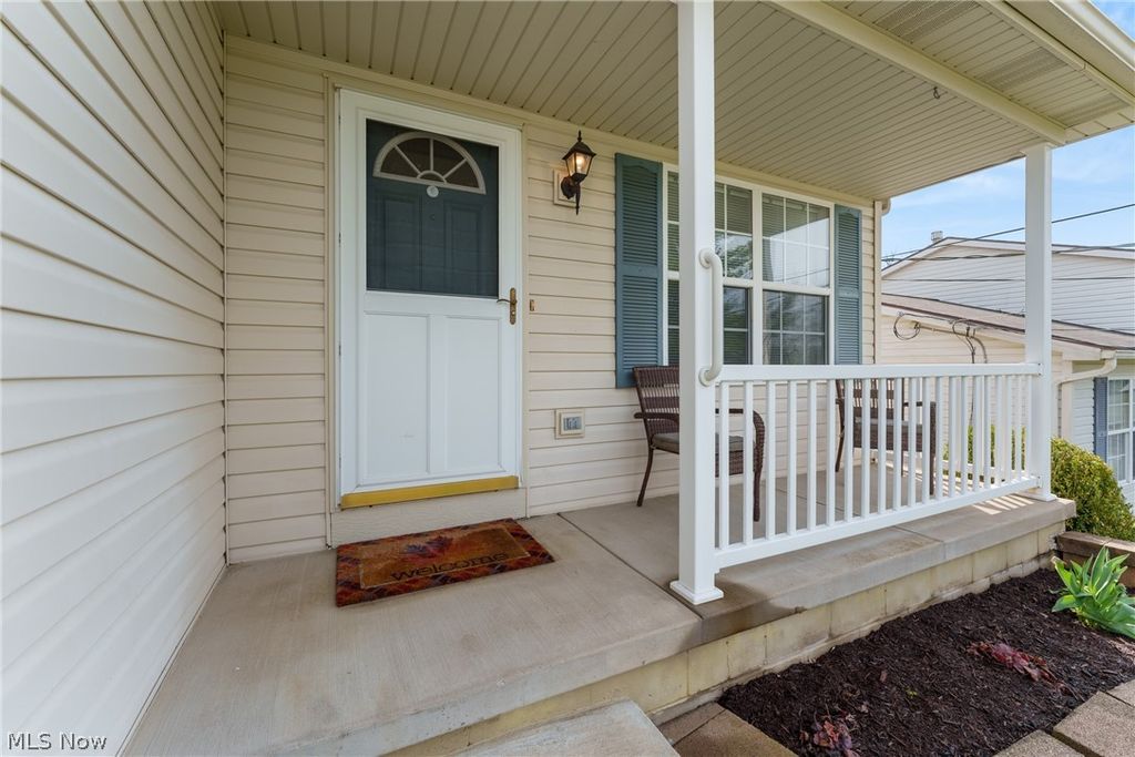 Photo of 984 Delmont Avenue NW, Massillon, OH 44647 (MLS # 5198455)