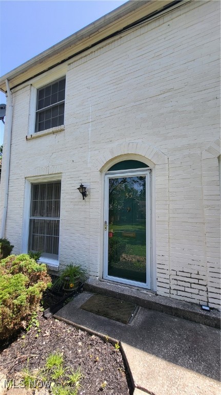 Beautiful Corner unit condo, newer dishwasher and stove Natural carpet and paint thru out. Clean. Whole unit AC. Large closets. Private fenced in back court yard , maintenance free living. Move in ready. No section 8 accepted. Small animals ok with extra security.