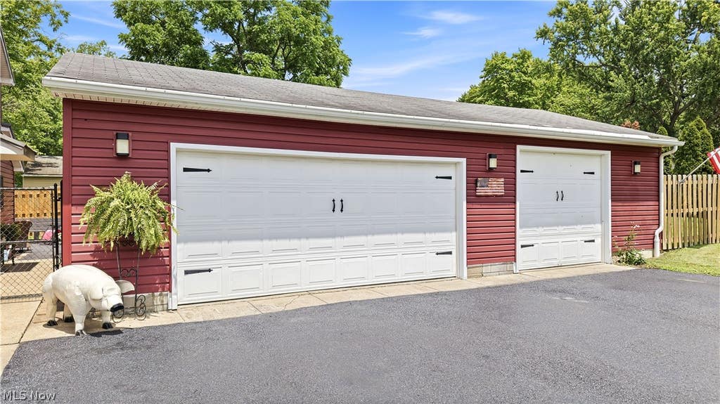 Photo of 16728 Parkview Avenue, Lake Milton, OH 44429 (MLS # 5222714)