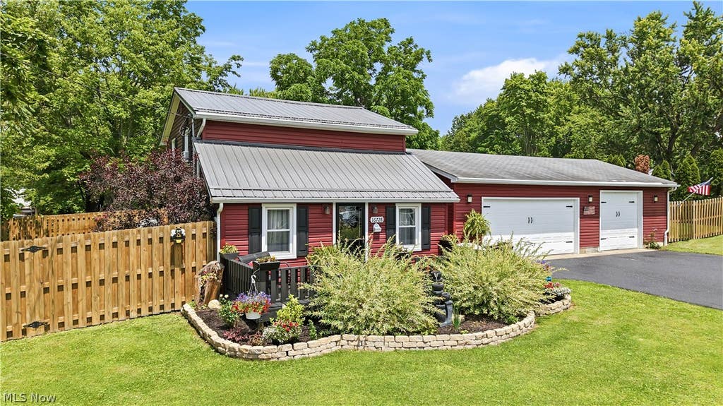 Photo of 16728 Parkview Avenue, Lake Milton, OH 44429 (MLS # 5222714)