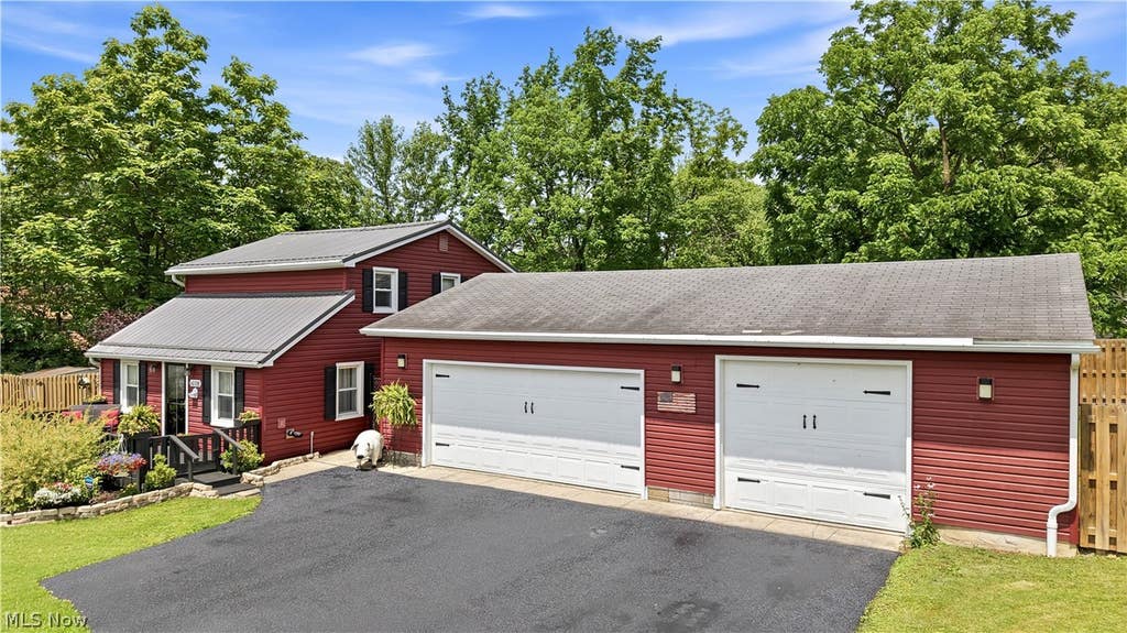 Photo of 16728 Parkview Avenue, Lake Milton, OH 44429 (MLS # 5222714)