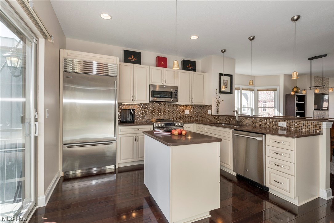 Crocker Park Condos Ph Xv - Residential