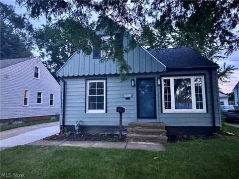 Homes For Sale - 8219 Wainstead Drive<br/> Parma, OH 44129