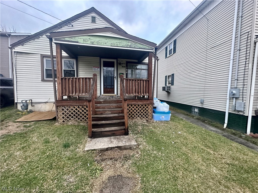 Calling all investors to this 2 bed 1 bath house in the heart of Moundsville! This house has a new detached 2 car garage in the back. With a little TLC this would be a great starter home or an addition to your portfolio. Call today to set up a tour!