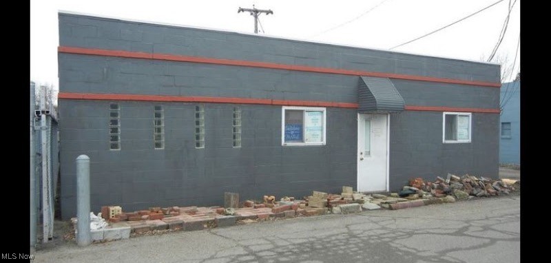 Discover this well-maintained, versatile commercial light industrial building in the heart of Barberton. Offering over 5,000 sq ft of functional space, this property is ideal for a variety of business uses.
Property Features:
Over 5,000 sq ft of usable space
Two restrooms for staff and clients
10+ parking spaces for employees and visitors
8'x8' dock for convenient loading and unloading
Garage entry for easy access and operations
10 ft high ceilings throughout the main area
Newer windows and updated furnace in the office space for comfort and efficiency
Whether you're looking for warehousing, light manufacturing, or a hybrid office/industrial setup, this space offers flexibility and a solid location.