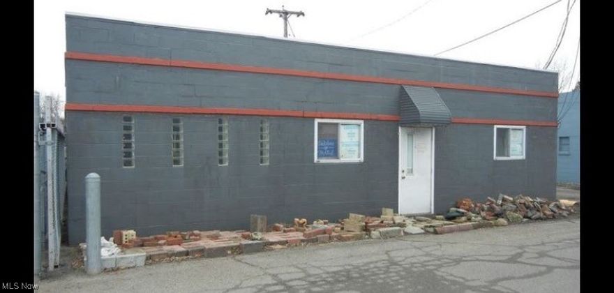 Discover this well-maintained, versatile commercial light industrial building in the heart of Barberton. Offering over 5,000 sq ft of functional space, this property is ideal for a variety of business uses.
Property Features:
Over 5,000 sq ft of usable space
Two restrooms for staff and clients
10+ parking spaces for employees and visitors
8'x8' dock for convenient loading and unloading
Garage entry for easy access and operations
10 ft high ceilings throughout the main area
Newer windows and updated furnace in the office space for comfort and efficiency
Whether you're looking for warehousing, light manufacturing, or a hybrid office/industrial setup, this space offers flexibility and a solid location.