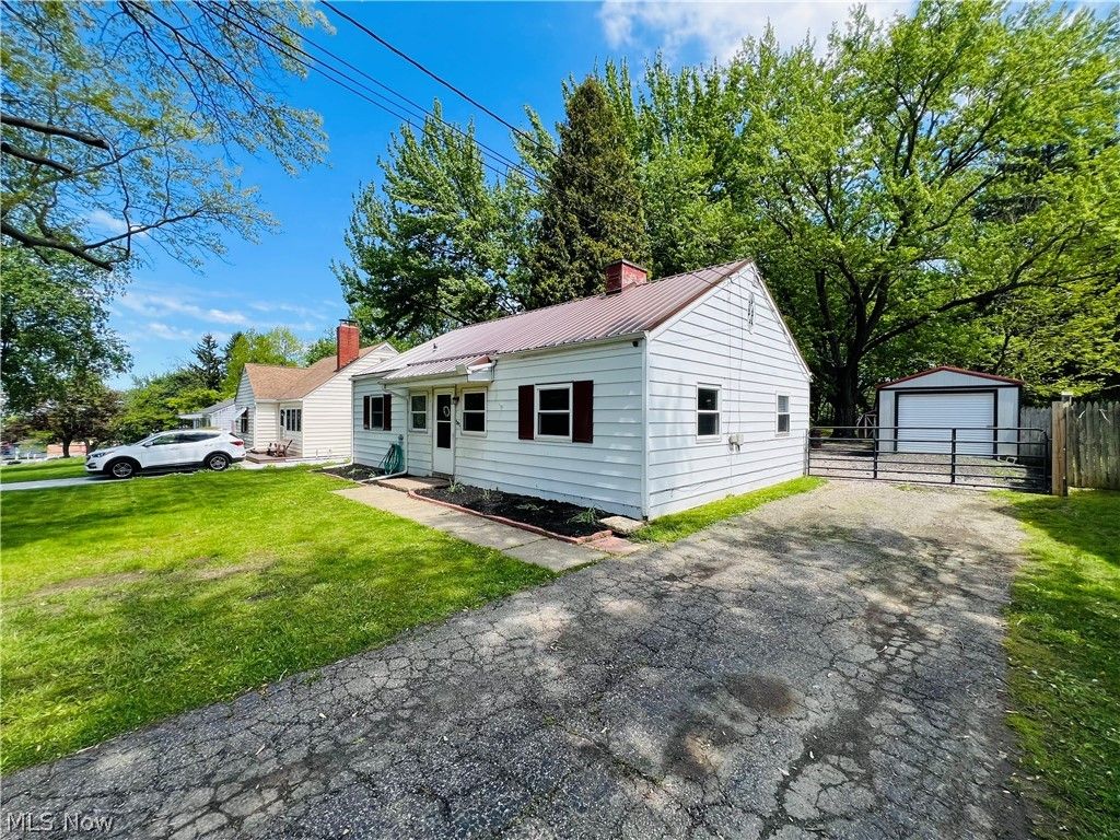 Photo of 5854 Knollwood Drive, Ashtabula, OH 44004 (MLS # 5209196)