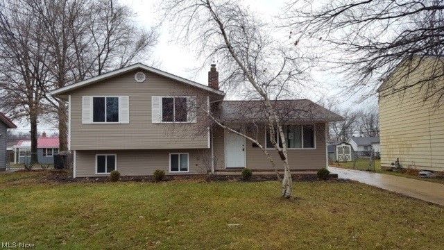 Three bedroom Split level in Surfside ! Eat in kitchen. Wood Laminate flooring. 2 car detached garage. Fenced in yard. Make this house your forever home !! Close to parks, schools, shopping and highways.