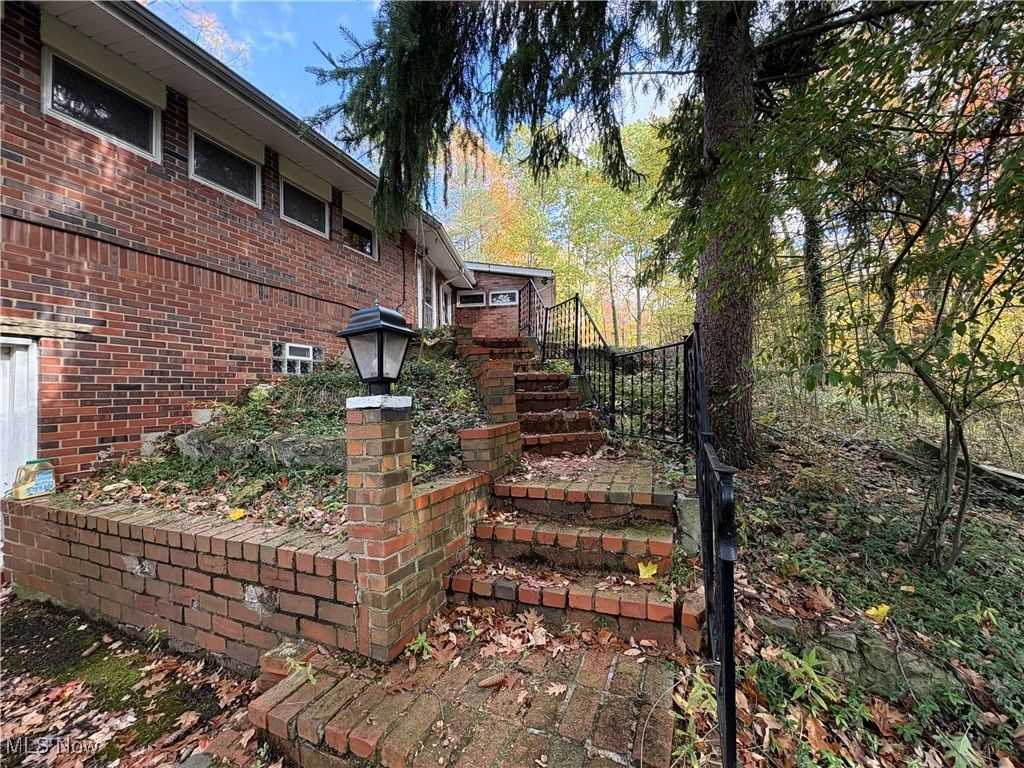 Photo of 9991 Gardenside Drive, Waite Hill, OH 44094 (MLS # 5164331)