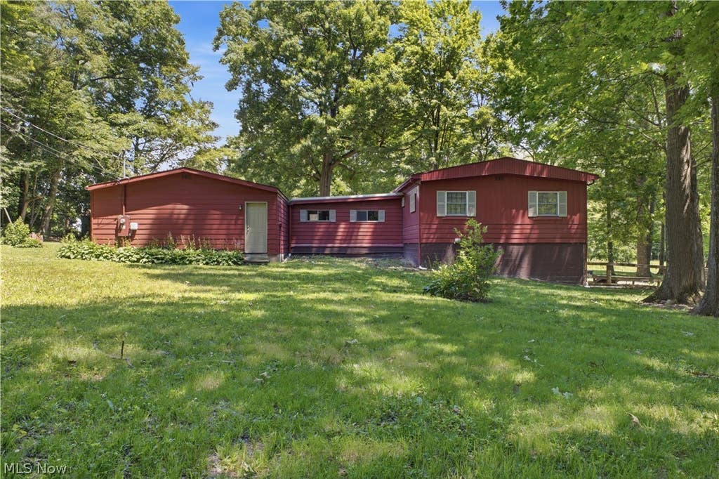 Photo of 5018 Fairfield School Road, Columbiana, OH 44408 (MLS # 5221196)