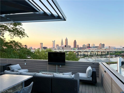 Townhouse For Sale - 2040 W 11 Place<br/> Cleveland, OH 44113