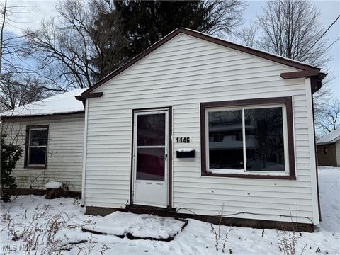 Photo of 1146 Adelaide Avenue SE, Warren, OH 44484 (MLS # 5178410)