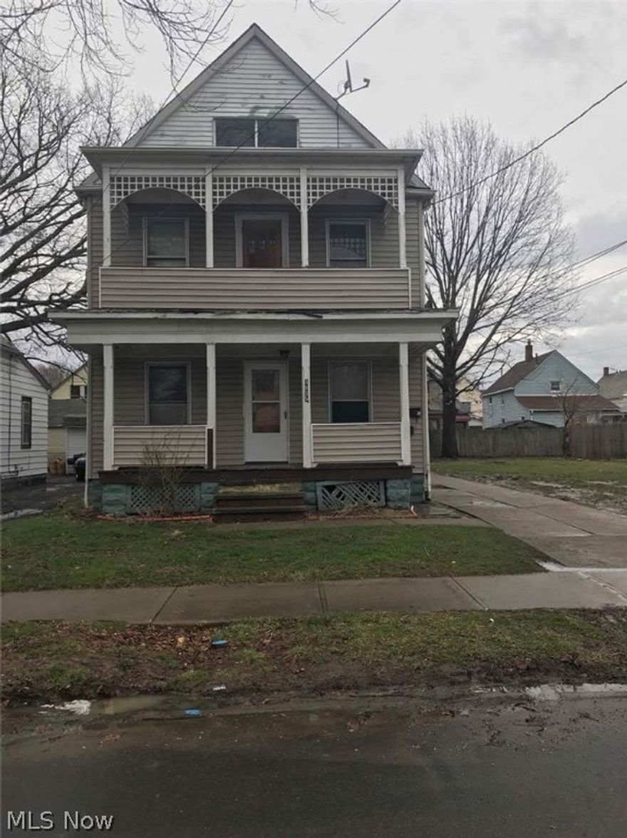 Rare, 3bed/1 bath for each unit, Double House in desirable Cleveland area. Close to Metroparks, Stealyard commons, Clevealnd Zoo and More.
The Updates include  Vinyl Siding, Furnace , Hot water Tank, Plumbing, Electrical , Gas Lines and a lot of cosmetics. The Top unit is rented and Bottom is move in ready. Buy this house and start collecting rent next month. A real Cash Cow!