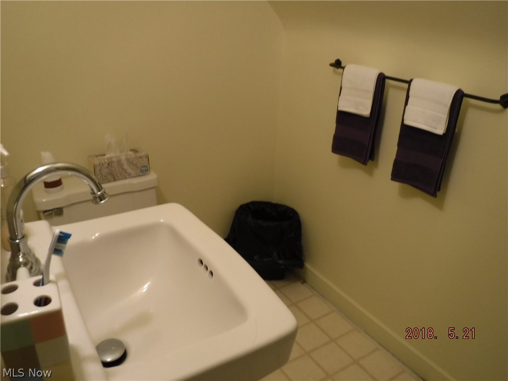 Main image without alt text