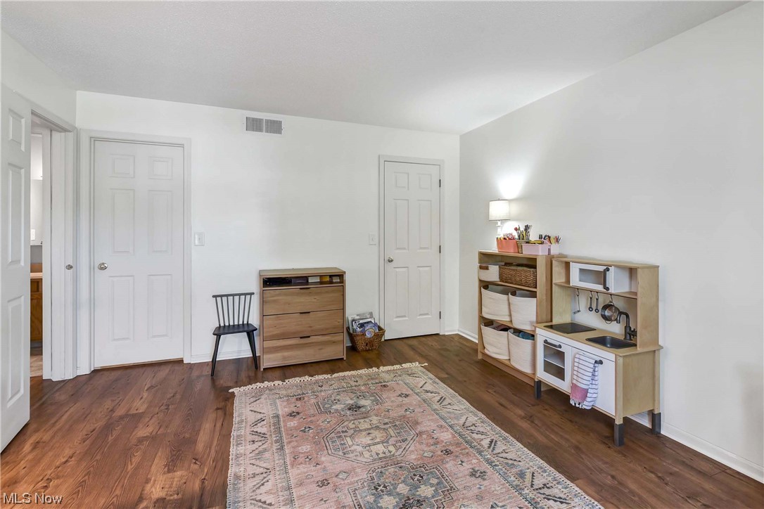 Bay Commons Condos Ph 01 - Residential