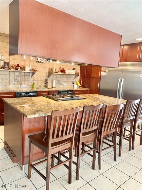 Main image without alt text