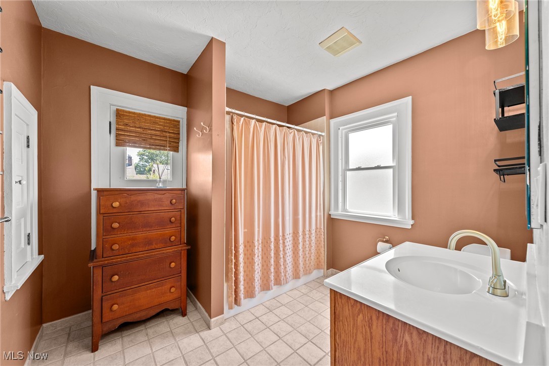 Lakewood, Ohio 44107, United States, 4 Bedrooms Bedrooms, ,2 BathroomsBathrooms,Residential,Active,181669