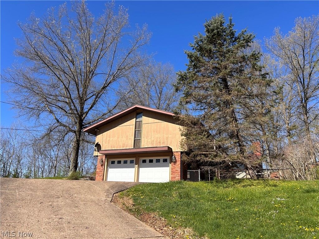 Photo of 105 Colegate Woods Drive, Marietta, OH 45750 (MLS # 5199391)