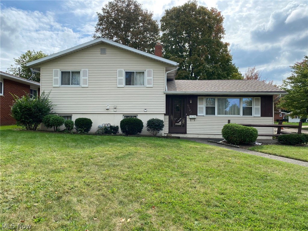You'll love the size of this large split-level with a newer roof, replacement windows and vinyl siding. The large living room and family room offer plenty of space for family and friends. No facing the elements as you traverse the breezeway to the extra large 2 car garage. The location is ideal being less than a half mile from the rec center and the police station for your ease of mind. You will be close to I71 along with many of your favorite retail stores and restaurants, but you will enjoy the calm of a quiet side street. Move right in or bring your design touch for some updates.
At $86/sq.ft., this home is priced to reflect needed updates.