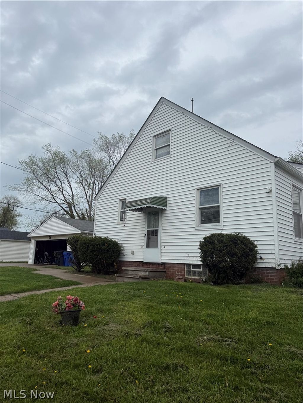 Photo of 18011 Windward Road, Cleveland, OH 44119 (MLS # 5201806)