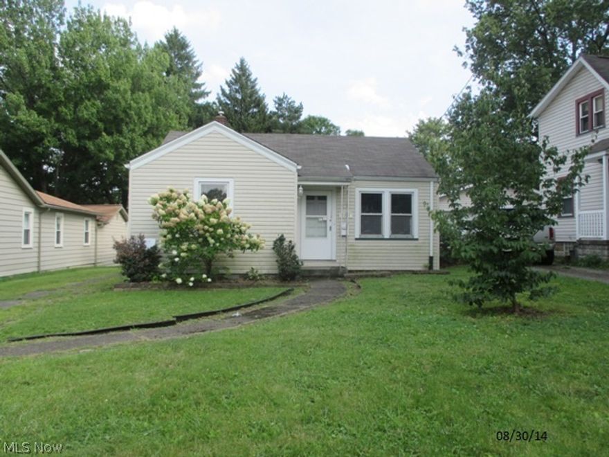What a Great Deal for this Cozy 2 Bedroom Ranch in Howland Schools!   Newer Siding, Full basement, Cute eating area & Nice Large Back yard.  Live here for cheaper than Rent