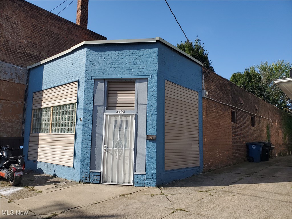 Great opportunity for a roughly 1,800 sqft rental zoned retail, two large rooms and a half bath, high ceilings, Great location on busy road and near freeway. Would be great for a small store, Office space or storage. Call today!