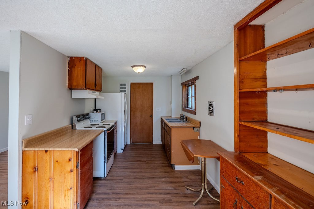 Parkersburg, West Virginia 26101, United States, 3 Bedrooms Bedrooms, ,3 BathroomsBathrooms,Residential,Active,82650