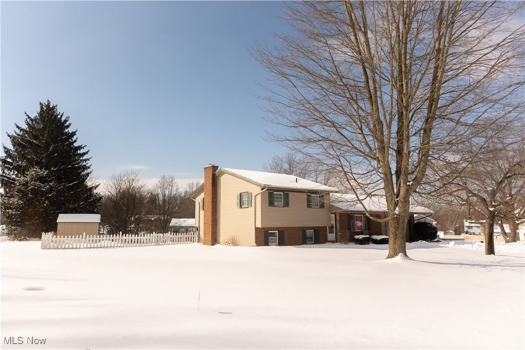 Photo of 700 Denshire Drive NW, Canal Fulton, OH 44614 (MLS # 5184238)