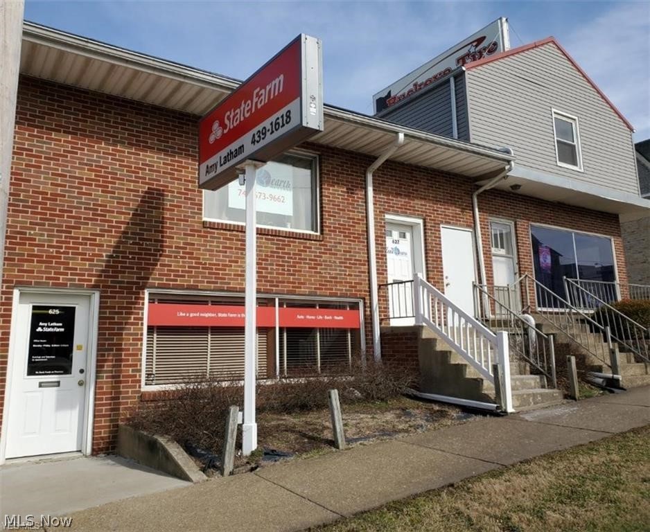 Fantastic office location on busy Steubenville Avenue offers a large conference room/office space and storage room plus half
bath perfect for your business or meetings. New windows, off-street parking, and all utilities paid.