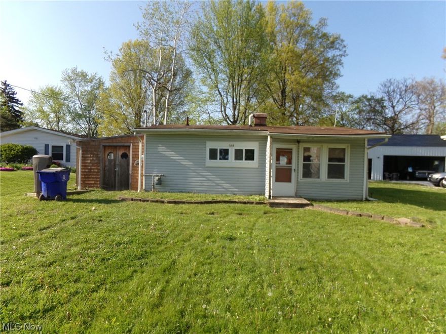 2 Bedrrom 1 bath ranch. Large private back yard. Great for downsizing or rental.