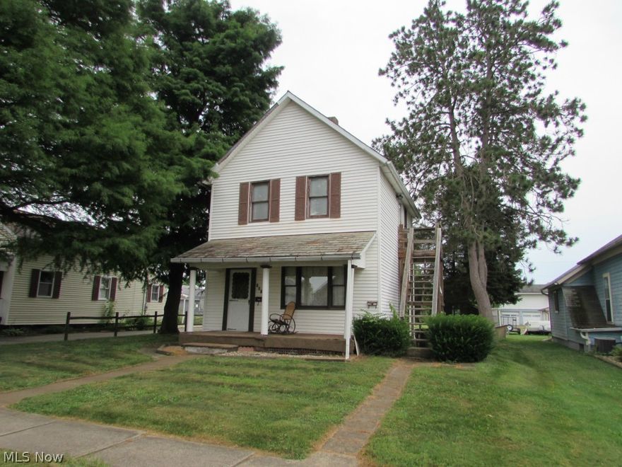 Check out this nice investment property. 2 story duplex with separate utilities. Main floor unit offers 1st floor laundry currently renting for $420 per month. Upper unit is vacant. Alley bound lot. Good condition. Good Location.