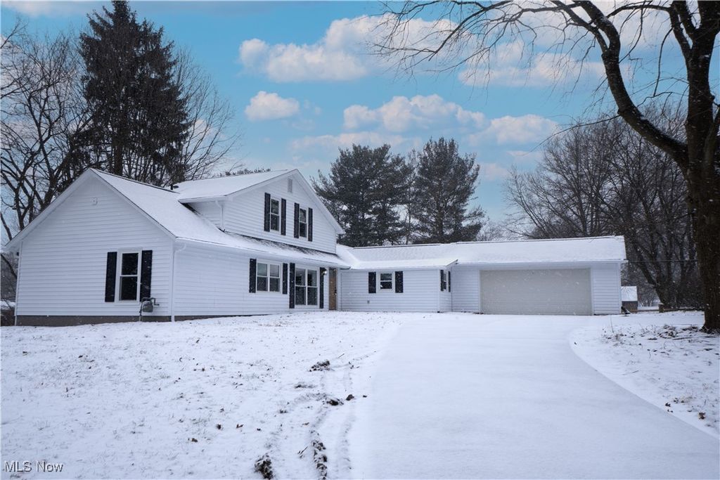 Photo of 1038 Dell Circle NW, North Canton, OH 44720 (MLS # 5178862)