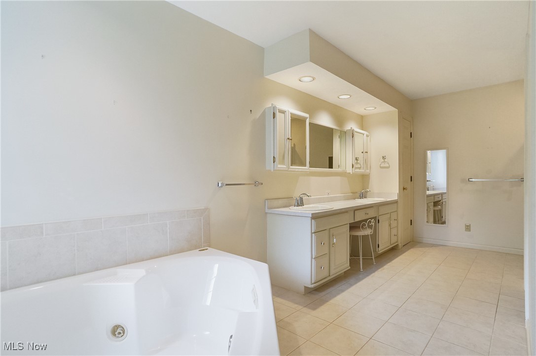 303 Greenway Drive, Chardon, Ohio image 26